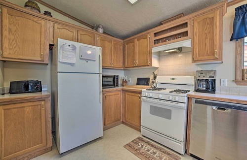 Houghton Lake Casa | ¡NUEVO! Houghton Lake Home w / Fire Pit, 2Mi a Marina!