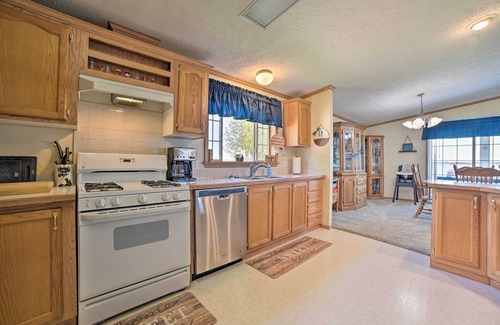 Houghton Lake Casa | ¡NUEVO! Houghton Lake Home w / Fire Pit, 2Mi a Marina!