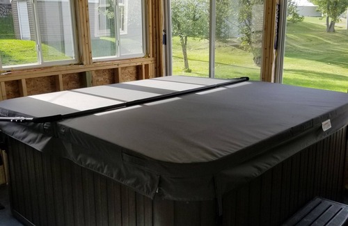 Riverdale Casa | House by Lake Sakakawea with Hot tub!
