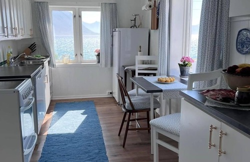 Andoy Casa | House by the fjord with whirlpool