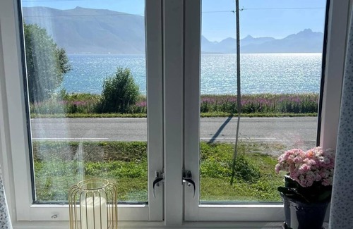 Andoy Casa | House by the fjord with whirlpool