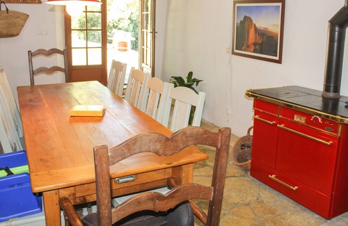 Arques Casa | Casa tranquila con gran piscina climatizada e impresionantes vistas de los Pirineos.