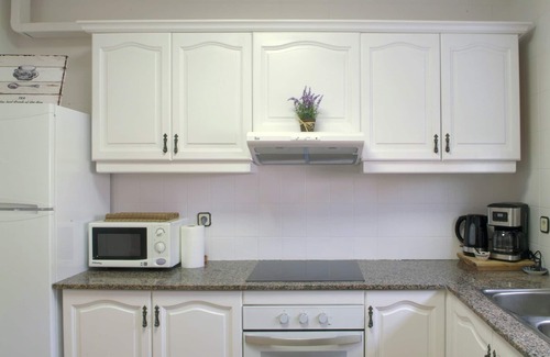 Palafolls Chalet De Esquí | Casa 8 pax, jardín y piscina comunitaria, barbacoa privada, wifi gratis y aire acondicionado en el salón. Cerca de la playa de la Costa Brava y Costa Barcelona. Vivalidays Pinell.