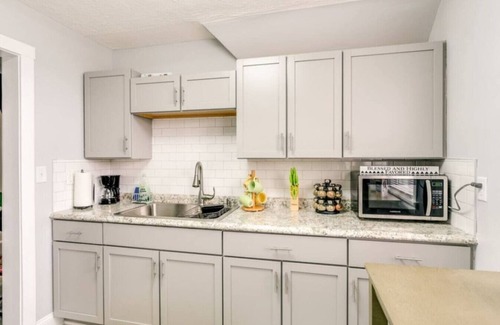 Old Brooklyn Casa | House Hotels - Henninger Upper