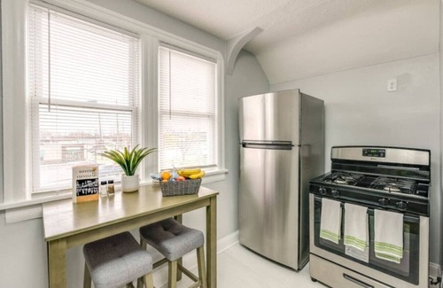 Old Brooklyn Casa | House Hotels - Henninger Upper