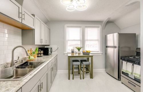 Old Brooklyn Casa | House Hotels - Henninger Upper