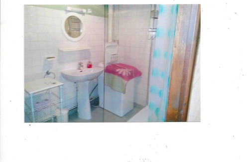 La Tour-dʼAuvergne Casa | House in a village close to all shops and ski resorts.