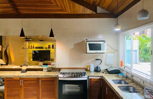 Horto Casa | Casa en urbanización cerrada con 4 dormitorios y 3 suites, Ubatuba Costa Norte.