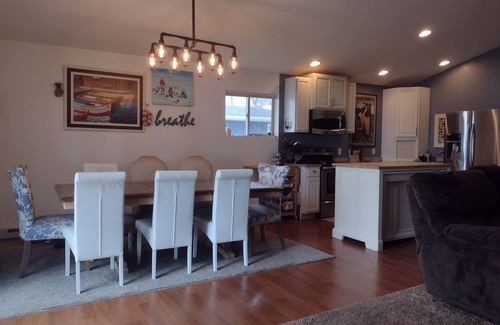 Shawano Casa | House Lakefront Beautiful Sleeps 12 AC, Wi Fi, 38 minutes to GB