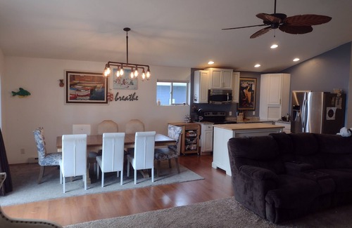 Shawano Casa | House Lakefront Beautiful Sleeps 12 AC, Wi Fi, 38 minutes to GB