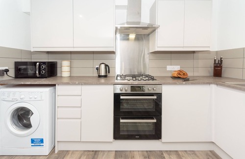 Looe Casa | House nr Beach with Superb View and access to Pool