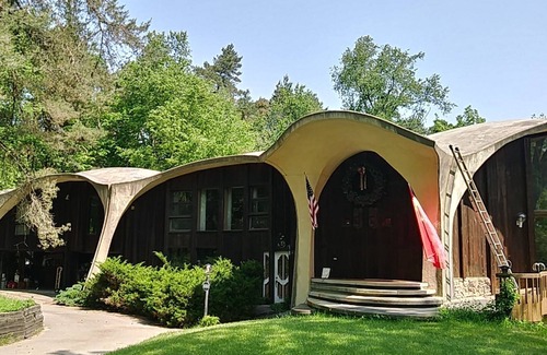 Lansing Casa | HOUSE OF THE FUTURE MANSION, 2 HUGE BEDROOMS w/ WiFi, AC in Woods of W. Lansing