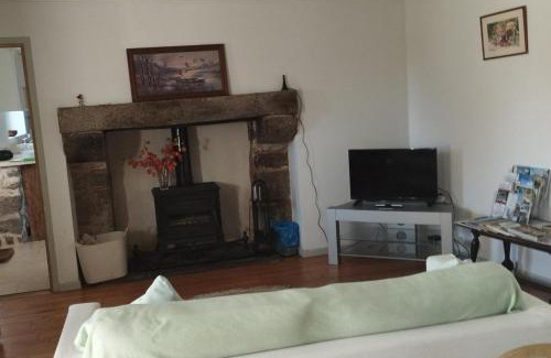 Kerien Casa | House - Sleeps 4 with Log Burner & Pet Friendly