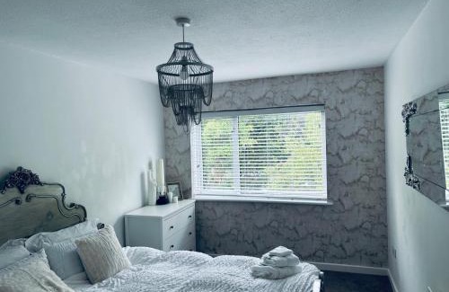 Skelmersdale Casa | House - Sleeps 6 Hot-tub & Free Parking