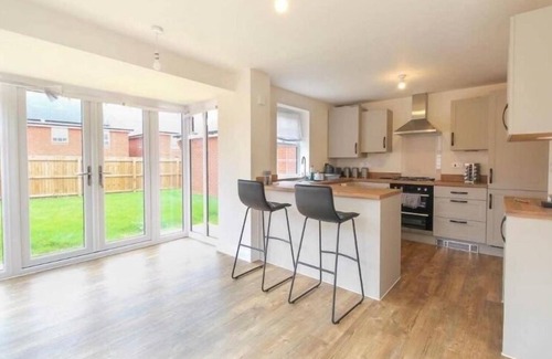 Burton Latimer Casa | House-Sleeps 8-Parking-Garden-Country Surroundings