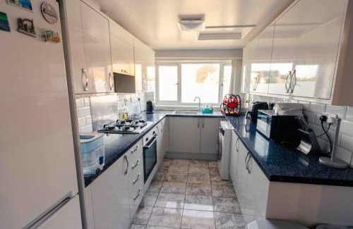 Andover Casa | House - Sleeps 8 - Pet friendly - Garden - Parking
