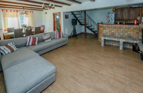 Avrig Cabina | House - Sleeps up to 11, hot tub & free parking