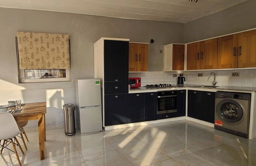 Freetown Casa | House Sleeps6-bbq-balcony-scenicmountainview