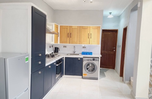 Freetown Casa | House Sleeps6-bbq-balcony-scenicmountainview