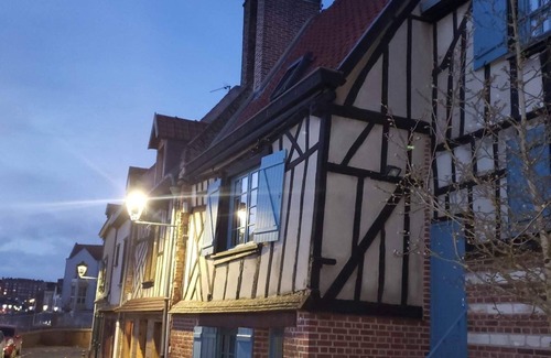 Saint-Leu Casa | House St Leu. Lively, historic district. Near cathedral.