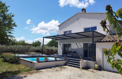 Rochefort-du-Gard Casa | Casa rodeada de olivos cerca de la garriga