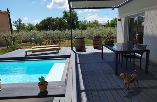 Rochefort-du-Gard Casa | Casa rodeada de olivos cerca de la garriga