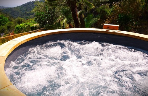 Camporosso Casa | casa con piscina y jacuzzi con vistas al mar en el corazón de olivos centenarios