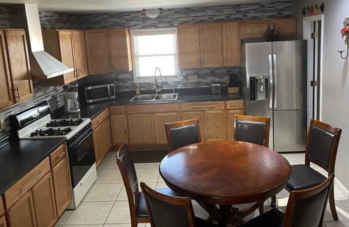 East Chicago Casa | House to rent / rest. 25 min away from chicago!