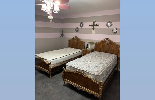 East Chicago Casa | House to rent / rest. 25 min away from chicago!