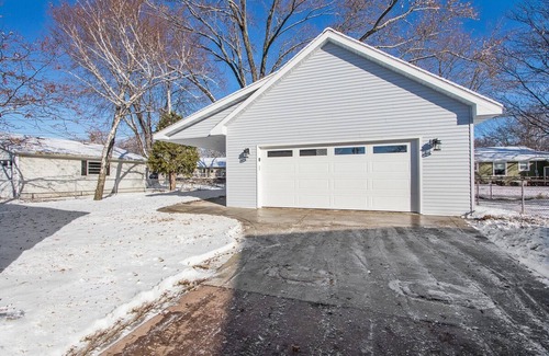 Green Bay Casa | House w Finished Garage Walk to Lambeau Bars Resch