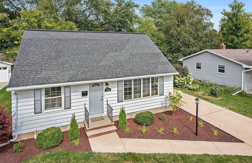 Green Bay Casa | House w Finished Garage Walk to Lambeau Bars Resch