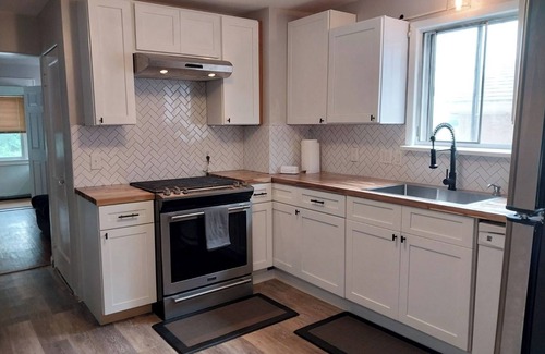Charlotte Casa | House walking Distance to Beach and Harbour