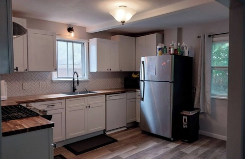 Charlotte Casa | House walking Distance to Beach and Harbour
