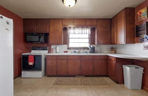 Heath Casa | House with fenced yard and easy access to I-70