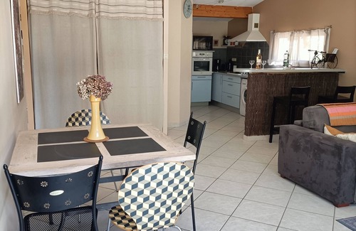 Aubenas Casa | Casa independiente con terraza de 50m2 y pequeño jardín.