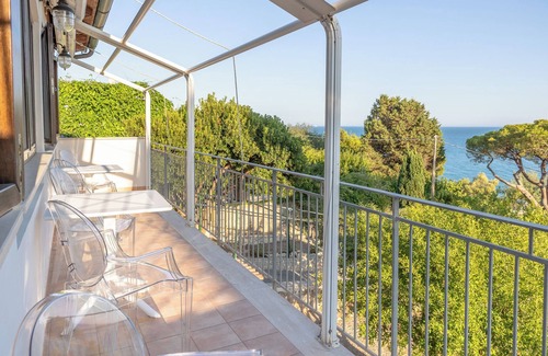 Gaeta Apartamento | House with sea view, parking and private beach.