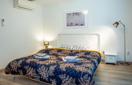 Smichov Alquiler De Eote | Houseboat Benjamin - Houseboats Benjamin & Franklin