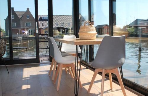 Stavoren Alquiler De Eote | Houseboat in Stavoren with Waterfront Views