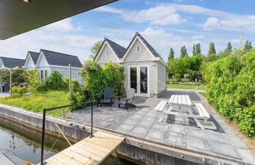 Stavoren Alquiler De Eote | Houseboat in Stavoren with Waterfront Views