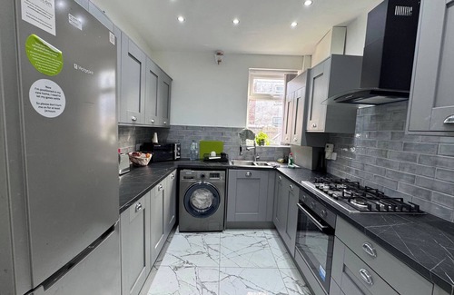 Levenshulme Casa | HouseSleeps9-Patio-Parking-FamilyOK