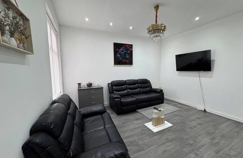 Levenshulme Casa | HouseSleeps9-Patio-Parking-FamilyOK