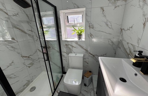 Levenshulme Casa | HouseSleeps9-Patio-Parking-FamilyOK