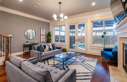Greater Heights Casa | Houston Centrally Located w/ Backyard Pool Retreat