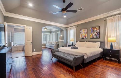 Greater Heights Casa | Houston Centrally Located w/ Backyard Pool Retreat