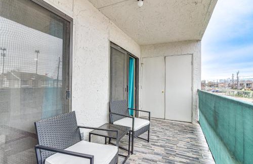 South Main Apartamento | Houston Condo with Pool Access about 1 Mi to NRG Stadium