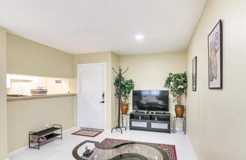 South Main Apartamento | Houston Condo with Pool Access about 1 Mi to NRG Stadium