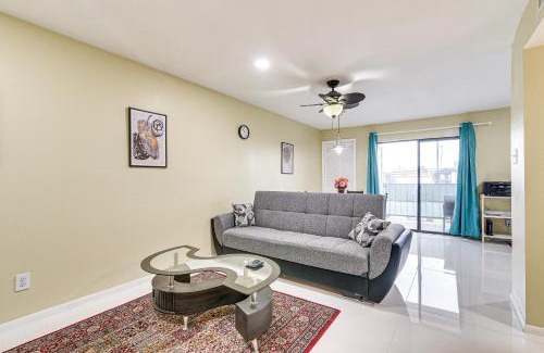 South Main Apartamento | Houston Condo with Pool Access about 1 Mi to NRG Stadium