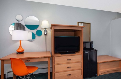 Central Colorado Springs Hotel | Howard Johnson by Wyndham Colorado Springs