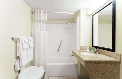 Tallahassee Hotel | Howard Johnson by Wyndham Tallahassee