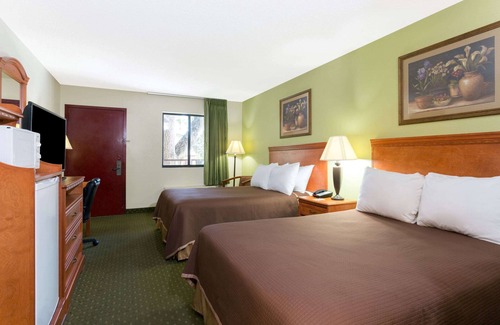 Tallahassee Hotel | Howard Johnson by Wyndham Tallahassee